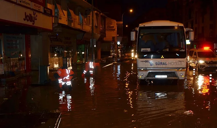 Antalya'da sağanak yağış etkili oldu, 24 saatte 125,7 kilogram düştü