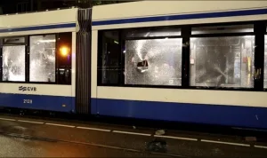 Amsterdam'da tramvay ateşe verildi, gerginlik sürüyor