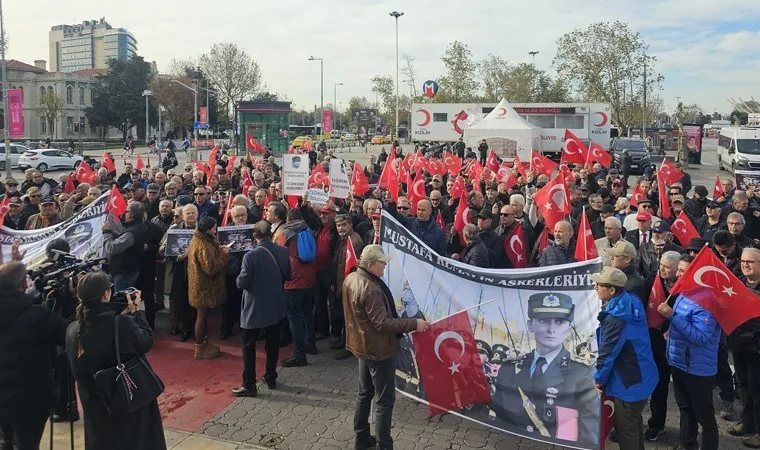 Kadıköy'de avukatlar ve emekli subaylar teğmenlere destek verdi