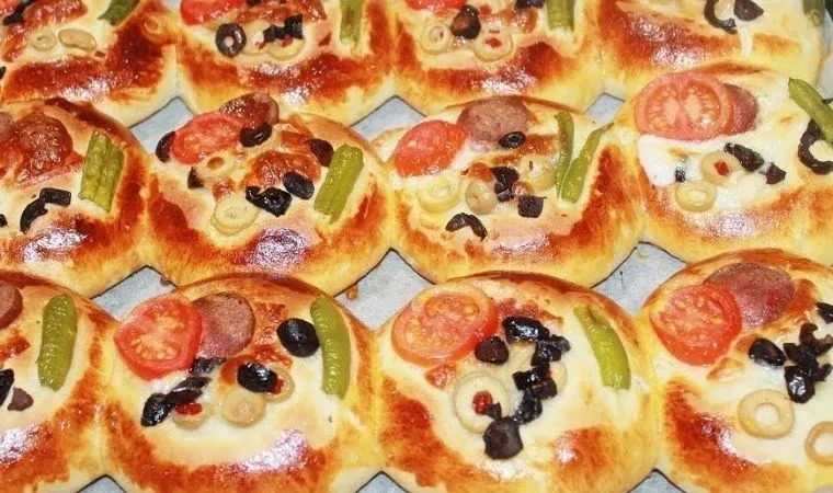 Mayasız pizza poğaça tarifiyle çay saatini renklendirin