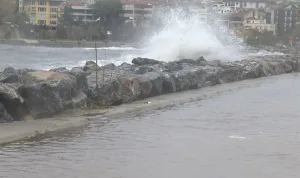 Şiddetli lodos Kalamış Sahili'nde dev dalgalar oluşturdu