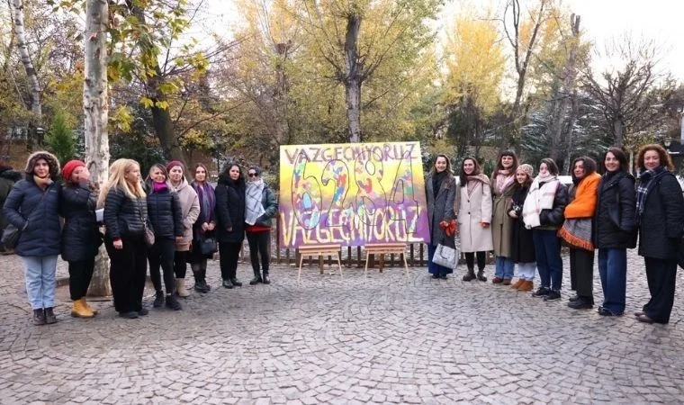 kadınlar mücadelelerini kuğulu park'ta resmetti