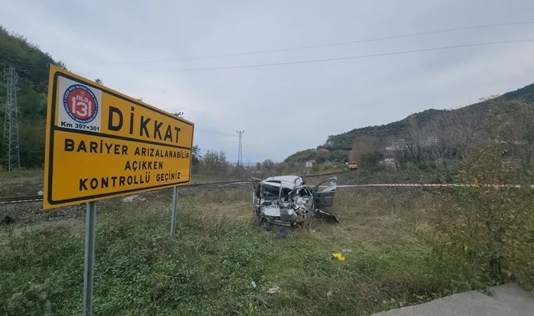 Zonguldak'ta lokomotif otomobile çarptı: 2 yaralı