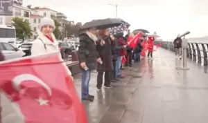 Üsküdar'da 10 Kasım'a özel saygı zinciri oluşturuldu