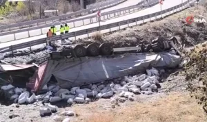 Yayla yolunda kaza: TIR şarampole yuvarlandı, sürücü hayatını kaybetti