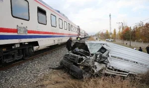 Muş'ta yolcu treni kamyonete çarptı: Bir ölü, bir yaralı