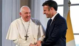 Papa, Macron'un davetini reddetti