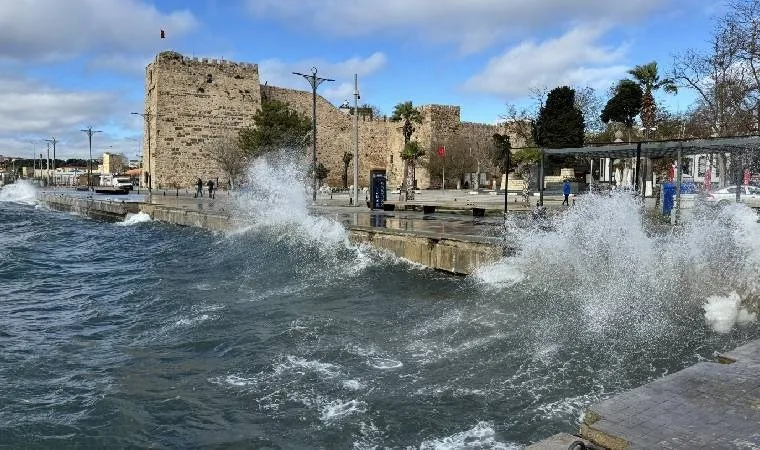 Sinop'ta kuvvetli rüzgar dalgaları 3 metreye ulaştı