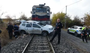 Malatya'da yük treni hafif ticari araca çarptı: 2 yaralı