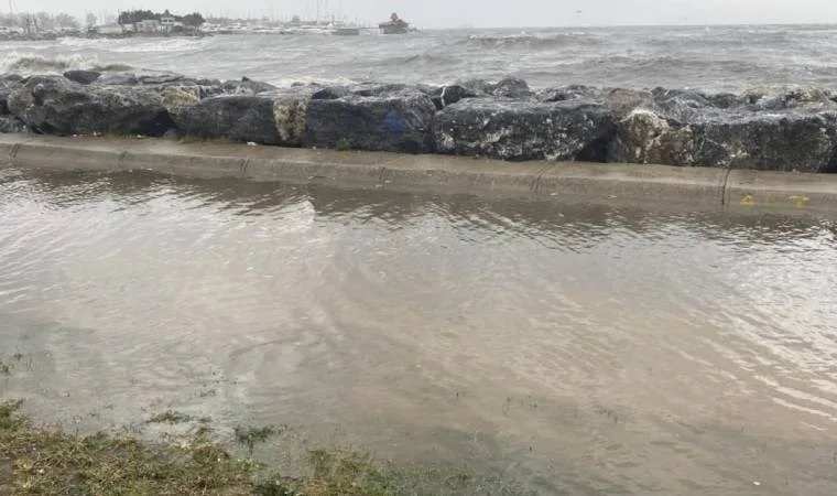 Kadıköy'de lodos nedeniyle dev dalgalar oluştu