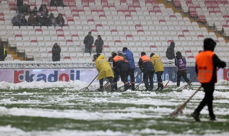 Sivasspor – Kasımpaşa maçı kar yağışı nedeniyle gecikti