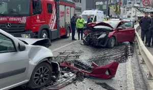 İstanbul'da iki otomobil kafa kafaya çarpıştı