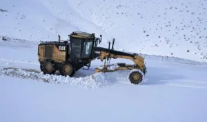 Karda mahsur kalan iki kişi kurtarıldı