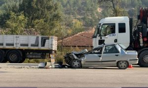 otomobil tır'a çarptı, sürücü ve eşi yaralandı