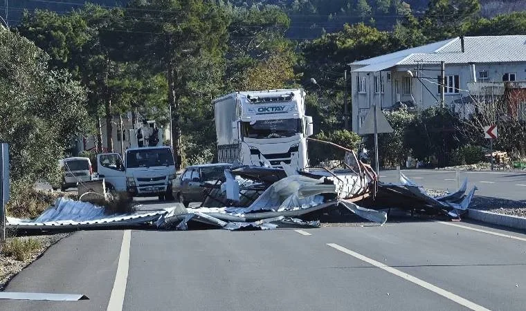 Akkuyu Nükleer Santrali'nde işçi tesisi çatısı uçtu