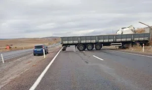 Yozgat'ta yoldan çıkan TIR trafiği kapattı!