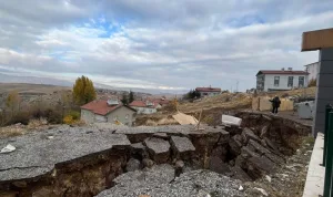 Ankara Elmadağ'da toprak kayması nedeniyle bina tahliye edildi