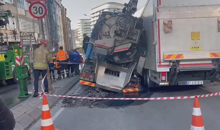 Güngören'de yol çökmesi: İki kamyon çukura düştü