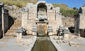 Perge antik çeşmesinden 1800 yıl sonra su akmaya başladı