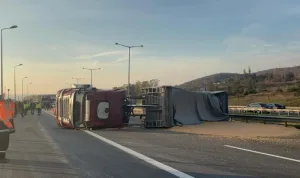 TEM Otoyolu'nda devrilen TIR trafiği kapattı