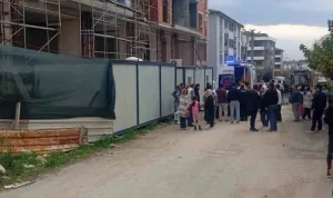 Sakarya'da inşaat iskelesinden düşen işçi ağır yaralandı