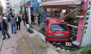 Yoldan çıkan otomobil çiçekçi dükkanına girdi