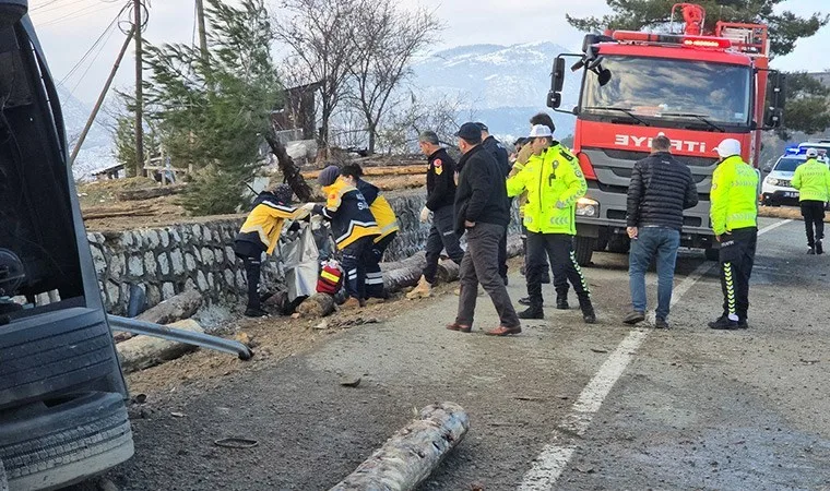 Safranbolu'da tomruk yüklü kamyon devrildi, 2 kişi hayatını kaybetti