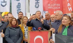 Esenyurt'taki Demokrasi Nöbeti'nde teğmenlere ihraç tepkisi