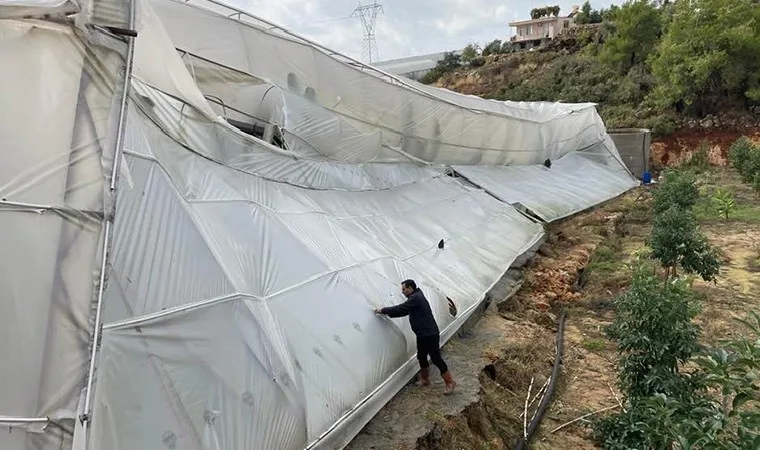 Alanya'da sağanak ve fırtına evleri su bastı