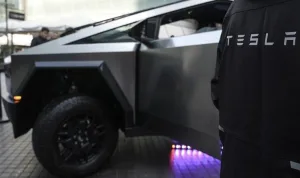 Tesla'nın Cybertruck modeli Ankara'da sergilendi