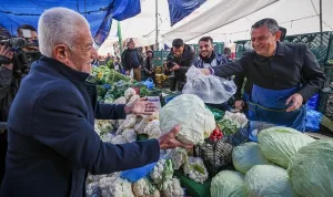 Özgür Özel pazar ziyaretinde lahana sattı