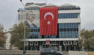 AKP binasında Atatürk postersiz 10 Kasım saygısı protesto edildi