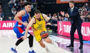 Fenerbahçe Beko, Anadolu Efes'i dev derbide mağlup etti