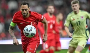 Hakan Çalhanoğlu, Kerem Aktürkoğlu'na destek veriyor