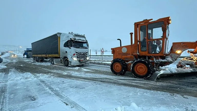 Kayseri'de kar ve fırtına nedeniyle 800 kişi misafirhanelere yerleştirildi