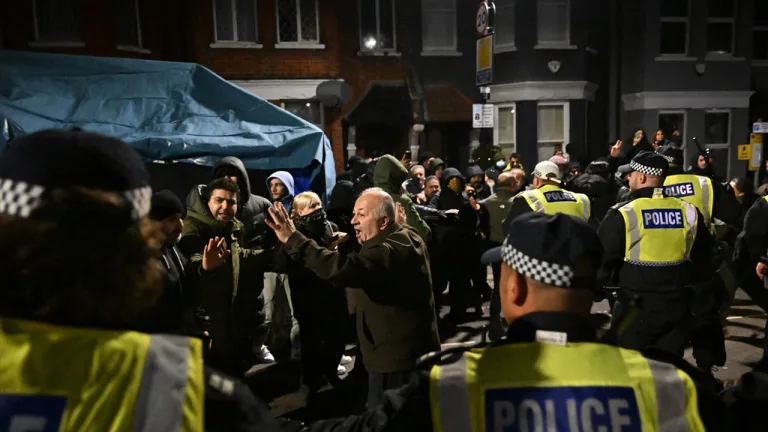 Londra'da PKK yandaşları polisle çatıştı