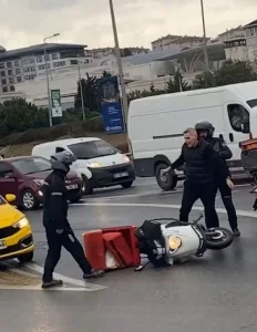 Trafikte kuryeye demir çubukla saldırı yapıldı