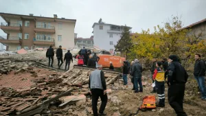 Malatya'da bina yıkımı sırasında işçi kurtarıldı