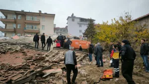 Malatya'da bina yıkımı sırasında işçi enkazdan kurtarıldı