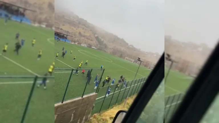 taraftarlar sahaya atlayıp futbolcuları dövdü