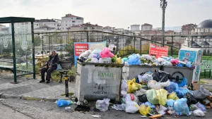 Maltepe'de çöp yığınlarına belediye tepkisi