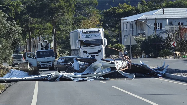 Mersin'de şiddetli rüzgar 1 işçiyi öldürdü