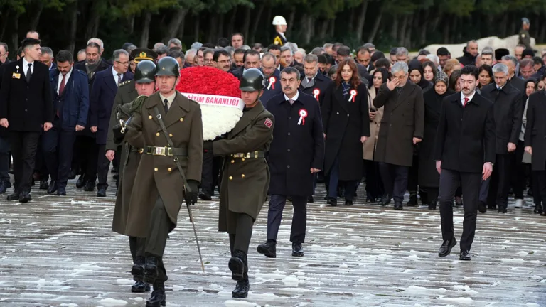 Milli Eğitim Bakanı Tekin, öğretmenlerle Anıtkabir'i ziyaret etti