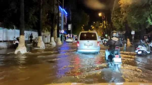 Fethiye'de sağanak yağış yolları göle çevirdi