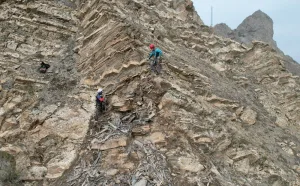 Endüstriyel dağcılar Hakkari'de güvenli yol için çalışıyor