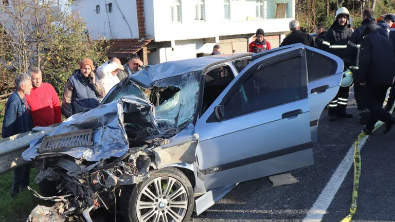 Ordu'da kamyonla çarpışan otomobilde 3 kişi hayatını kaybetti