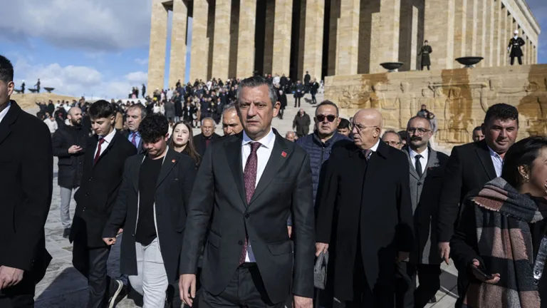 CHP Genel Başkanı Özgür Özel Anıtkabir'i ziyaret etti