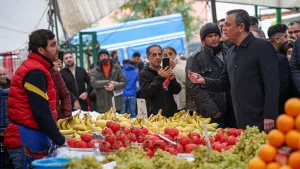 Özgür Özel pazarcı esnafıyla buluştu, satış yaptı