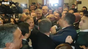 TBMM'de CHP'liler kayyum atamalarını protesto etti