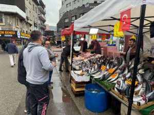 palamut fiyatı düştü, tezgahlarda yoğun ilgi gördü